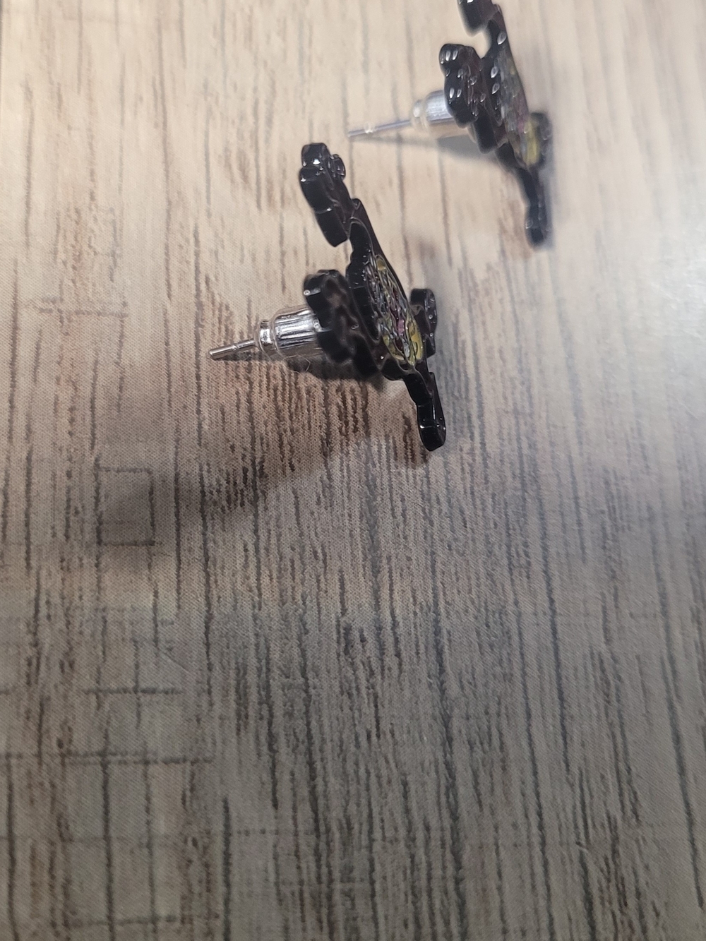 Tazmanian Devil Studback Earrings - Picture 2 of 2
